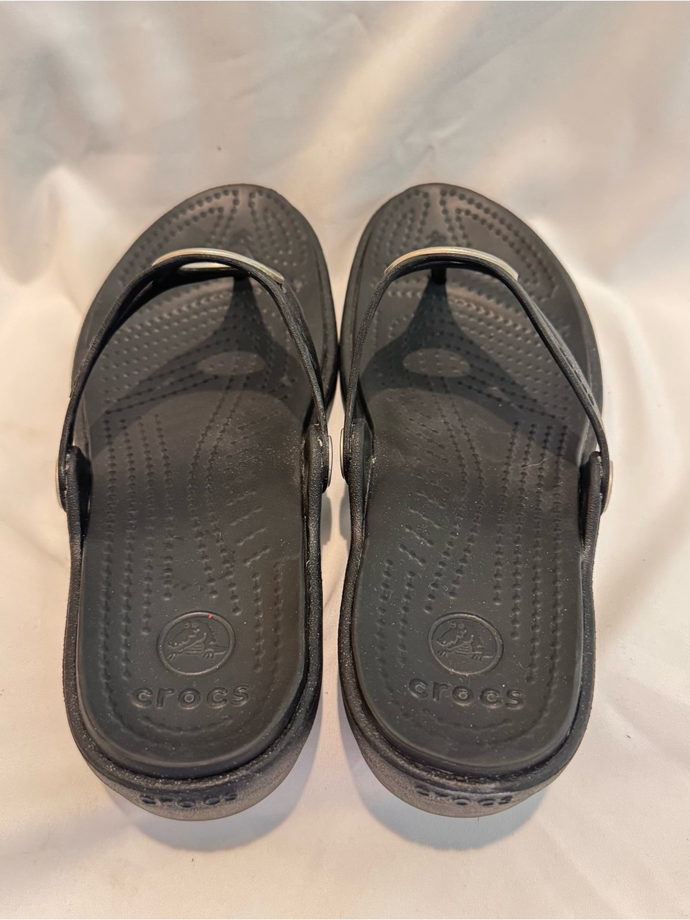 Crocs Sanrah Beveled Circle Wedge Flip Sandal Womens Size 8 Black Silver EUC - Picture 4 of 6